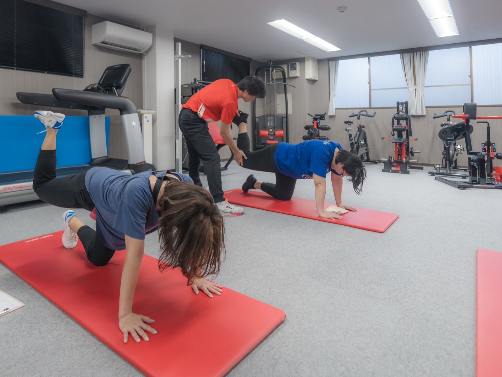 少人数で行うセミパーソナルトレーニングの様子