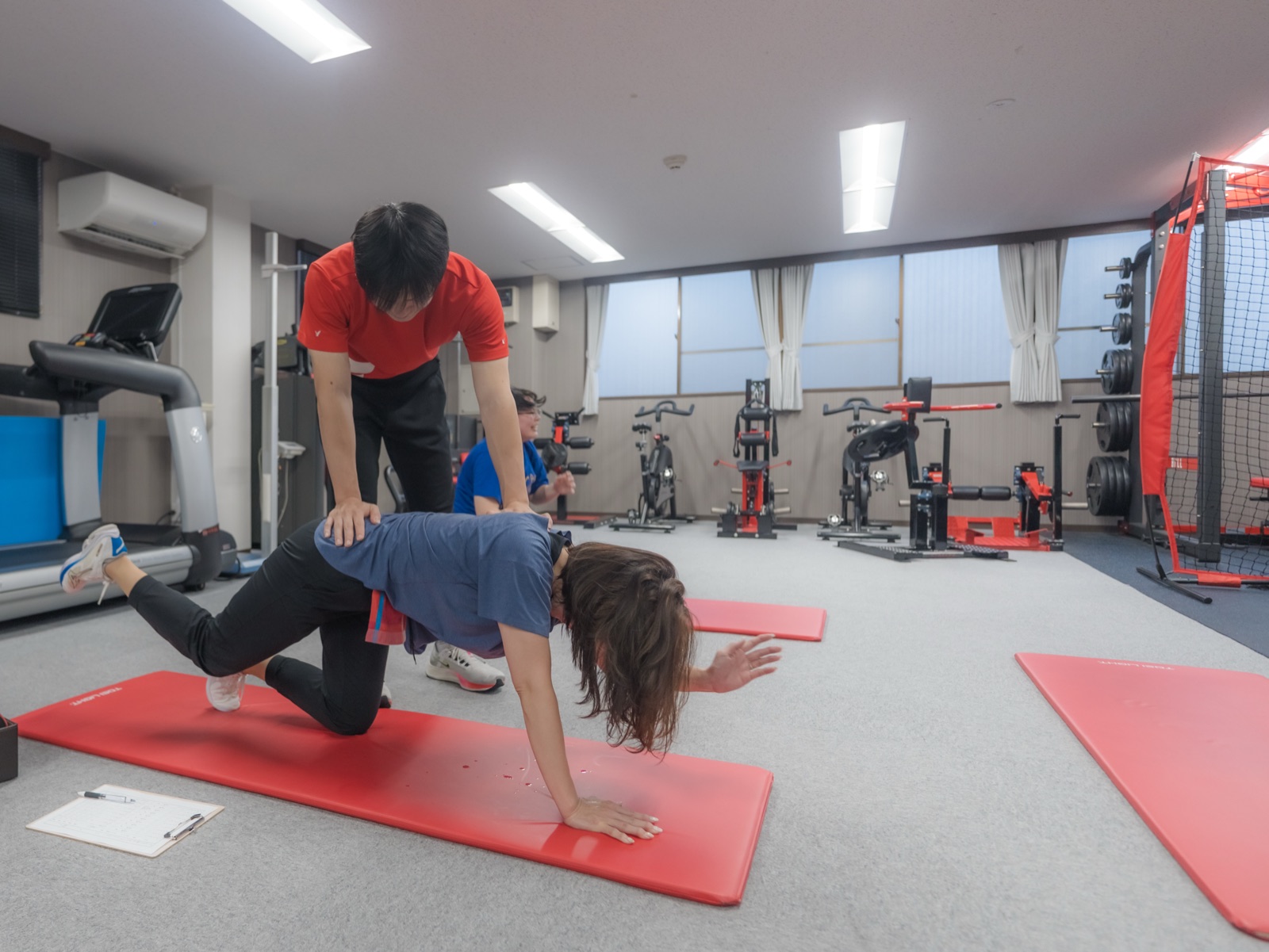 呼吸と動作を連動させながらトレーニングするアスリート