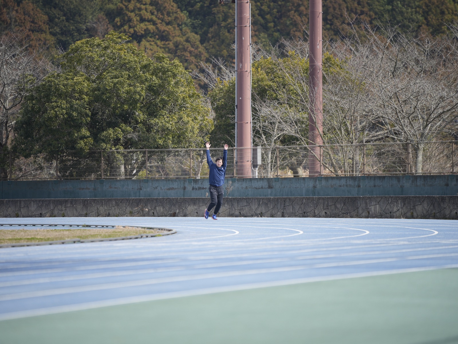 陸上競技場のトラックと空